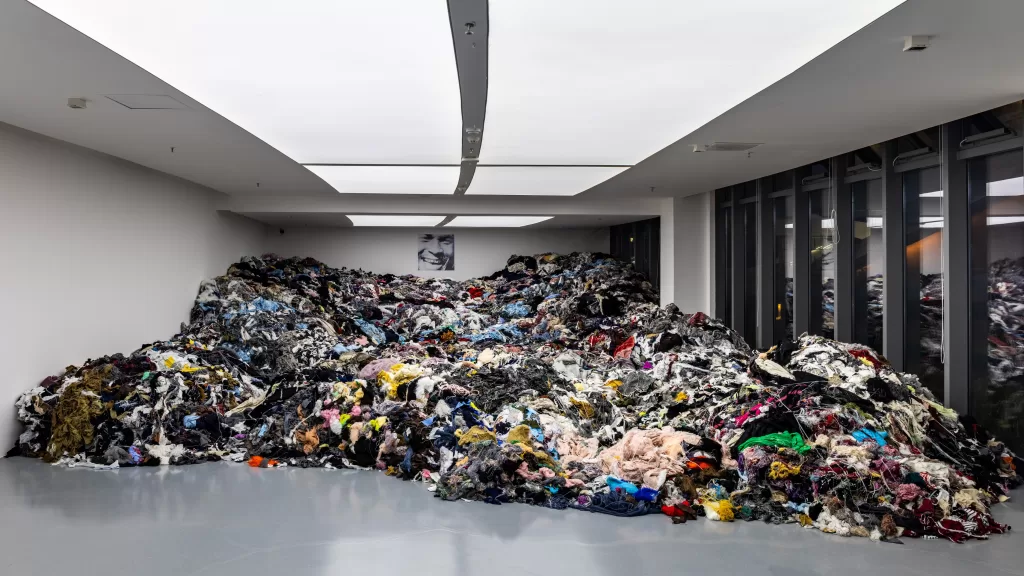 隐蜇在重叠的山脉中