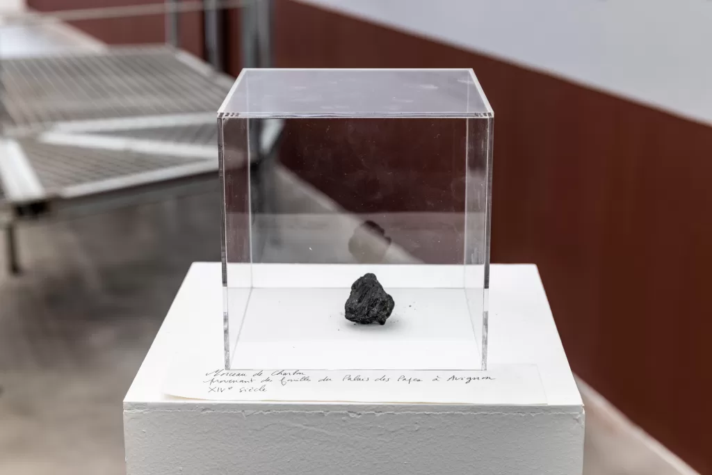 来自阿维尼翁教皇宫遗址的14 世纪煤块