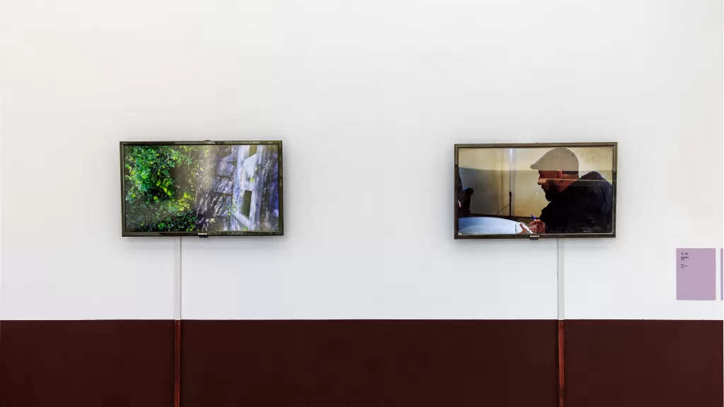 缓慢穿行于矿井空间（右）